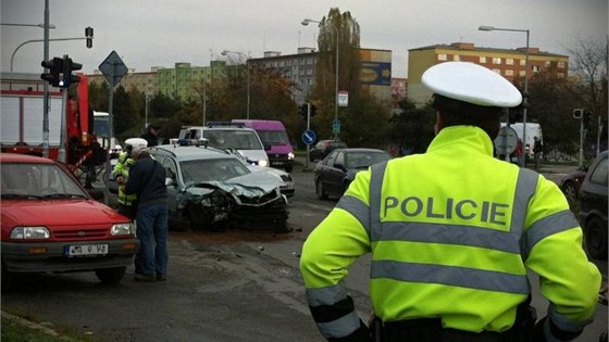 Mladík ujídjící ped policií vjel v Olomouci na ervenou do kiovatky a