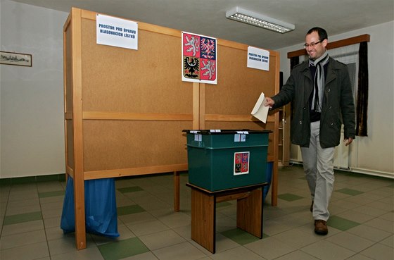 Starosta Semil Jan Farský pi pedasných volbách. 