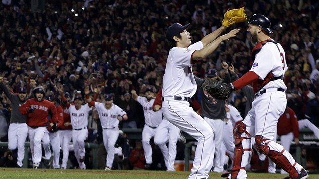 Kodi Uehara a David Ross slav triumf baseballist Boston Red Sox. 