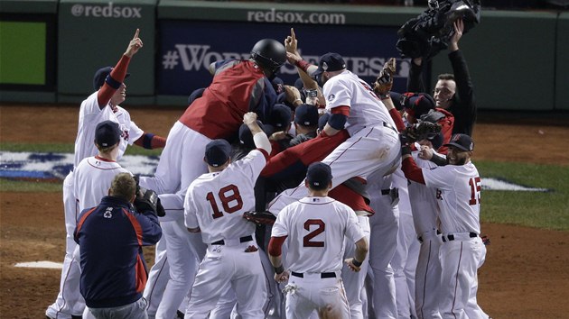 Hromada radosti z baseballist Boston Red Sox po vtzstv ve Svtov srii. 