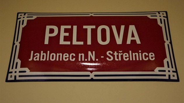BOSSOVA "ULICE". Nad chodbou u kancel veden jabloneckho klubu vis symbolicky nzev smylen ulice se jmnem majitele Miroslava Pelty.