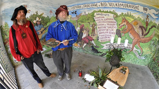 Malí Petr Herzig Dubický (na snímku vpravo) vymaloval autobusovou zastávku v