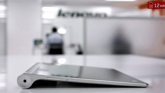Lenovo Yoga Tablet m dky umstn baterie do vleku tenk tlo. kter m v nejum mst tlouku 2,5 milimetru.