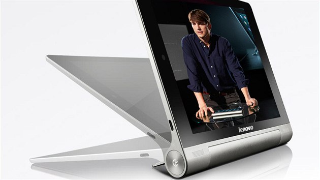 Lenovo Yoga Tablet lze dky otonmu stojnku zafixovat ve tech polohch.