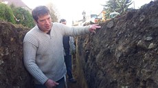 Archeolog Martin Volf na místě, kde byly střepy ze 13. století. Archeolog Martin Volf na místě, kde byly střepy ze 13. století.