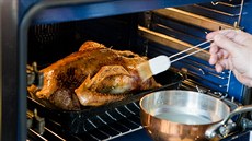 Po 20 minutách stáhněte troubu na 140 °C, během pečení husu potírejte výpekem.... Po 20 minutách stáhněte troubu na 140 °C, během pečení husu potírejte výpekem....