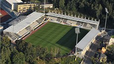 LETECKÝ POHLED. Jablonecký fotbalový stadion na Stelnici je specifický tím, e