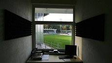 HLASATELNA. Z této místnosti v rohu stadionu moderuje zápasy zkušený Honza Žíla. HLASATELNA. Z této místnosti v rohu stadionu moderuje zápasy zkušený Honza Žíla.