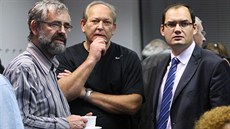 Jan Pijáček (vlevo), Stanislav Devátý (uprostřed) a Jan Hrdý sledují výsledky... Jan Pijáček (vlevo), Stanislav Devátý (uprostřed) a Jan Hrdý sledují výsledky...