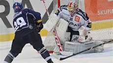 Vítkovický brankář Jan Dolejš likviduje šanci kladenského Michala Dragouna. Vítkovický brankář Jan Dolejš likviduje šanci kladenského Michala Dragouna.