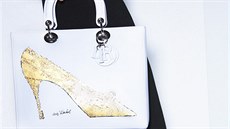 Ikonickou kabelku Lady Dior právě seženete v limitované edici s kresbou a... Ikonickou kabelku Lady Dior právě seženete v limitované edici s kresbou a...