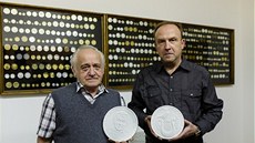 Tvrci medaile s portrétem Karla Gotta. Vlevo Jaroslav Bejvl, vpravo Petr