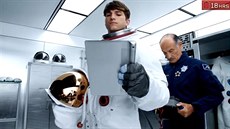 Herec Ashton Kutcher je tváří produktu Lenovo Yoga Tablet. Vystupuje v... Herec Ashton Kutcher je tváří produktu Lenovo Yoga Tablet. Vystupuje v...