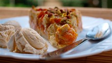 meruňkovo-pistáciový tarte s vanilkovou zmrzlinou meruňkovo-pistáciový tarte s vanilkovou zmrzlinou