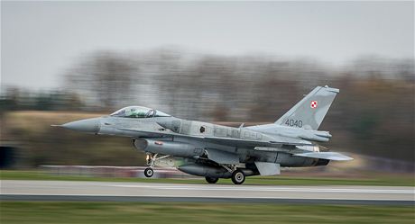 Polský sroj F-16 startuje v Poznani k cviné misi bhem nejvtích manévr