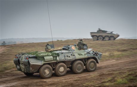 Ukrajinský obrnný transportér BTR-80 bhem cviení Sil rychlé reakce NATO v