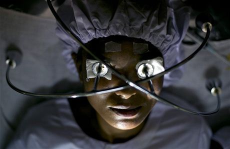 Lékai v pardubické nemocnici nemohou provádt implantace draích oek. Ilustraní foto. 