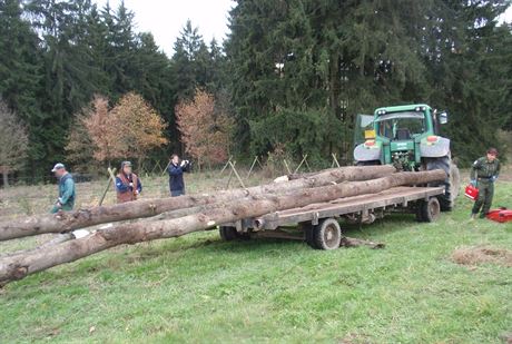 Mue pi pipojování návsu u Svinné na Rokycansku pejel jeho vlastní traktor.