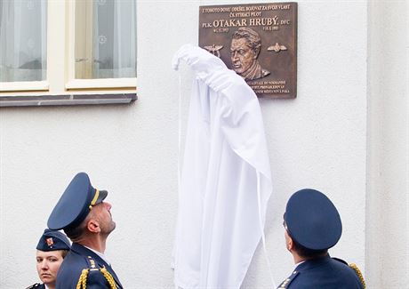 V Nové Pace odhalili pamtní desku pilotovi RAF Otakaru Hrubému (1. 11. 2013).