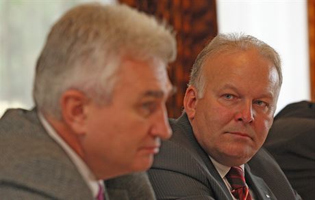 Petr Král (vpravo) míí z vedení Kraje Vysoina do vlády. Jeho místo na kraji by mohl zaujmout místostarosta Velkého Meziíí Josef Komínek.
