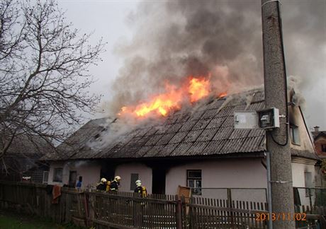 Poár rodinného domu ve Vikýovicích na umpersku (2. listopadu 2013).