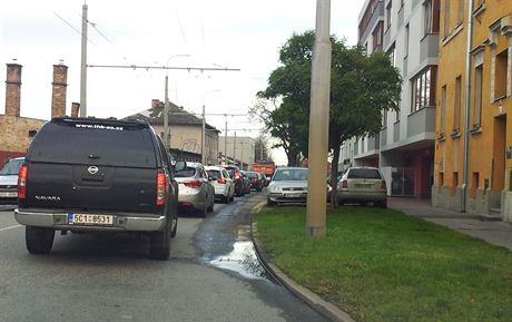 Kolona v Dobrovodské ulici se táhla od viaduktu a na konenou linky 9 na...