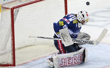 Brnnský branká Marek iliak si hlavikuje puk do branky a Liberec se ve 12....