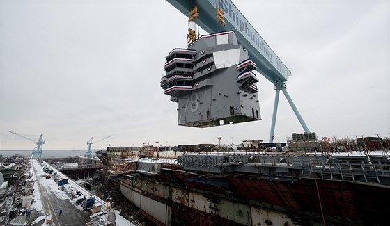 Konstrukce letadlové lodi USS Gerald R. Ford v newportských lodnicích