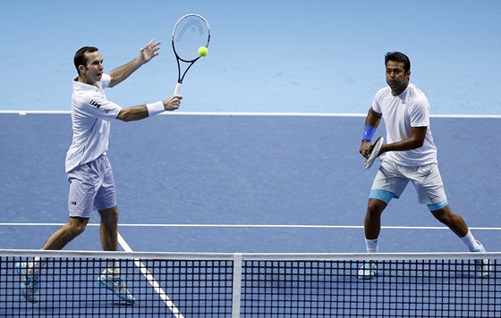 Radek tpánek (vlevo) a Leander Paes bojují na Turnaji mistr proti dvojici