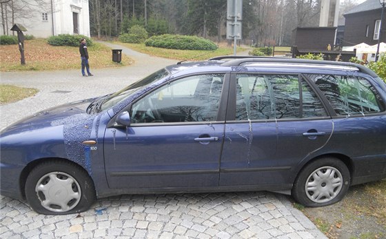 Starostka Karlovy Studánky nala v sobotu ráno své auto poniené. Nkdo mu