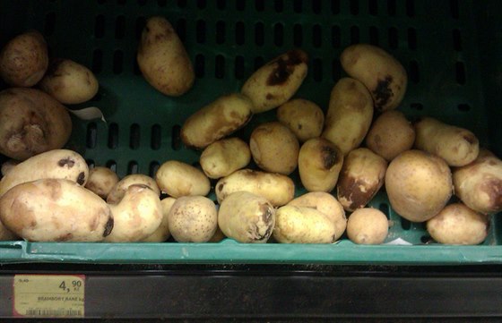 Oklivých brambor v eských obchodech pibývá. Podle odborník za tím je patné...