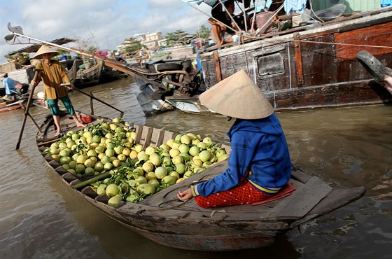 Pi návtv plovoucího trhu v delt Mekongu má Evropan píleitost poznat a...
