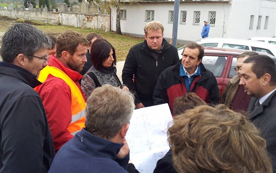 Zástupci budjovické radnice a stavebních firem se seli u hbitova v Mladém,...