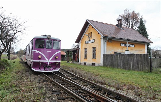 Nádraí se nachází na úzkorozchodné trati z Jindichova Hradce do Obratan.