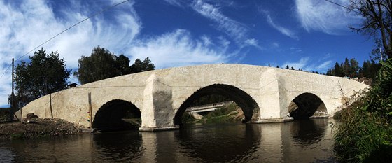 Pvodn kamenný most v Ronov nad Sázavou získal novou bílou fasádu v roce 2013.