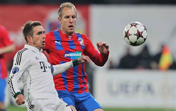 SOUBOJ O MÍ. Plzeský záloník Daniel Kolá a Philipp Lahm z Bayernu sledují...