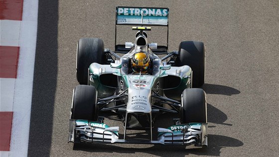 V AKCI. Lewis Hamilton pi tréninku na Velkou cenu Abú Zabí. 