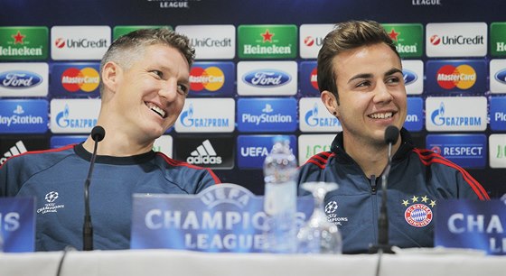 ÚSMVY. Fotbalisté Bayernu Mnichov Sebastian Schweinsteiger (vpravo) a Mario