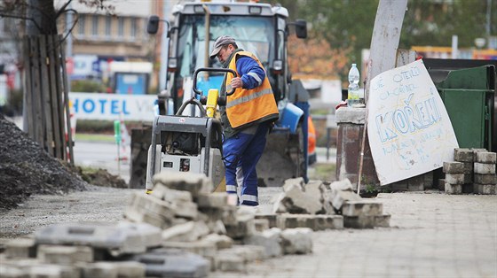 Výstavba nových pechod pro chodce v Sirkové ulici v Plzni.