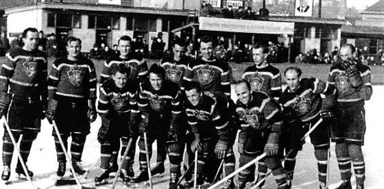 Rok 1953 Karlovartí hokejisté na stadionu u Trnice. Horní ada zleva: Josef...