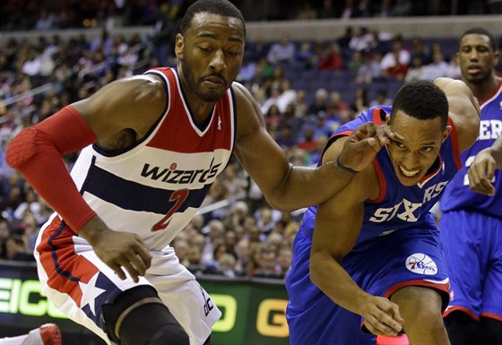 John Wall (vlevo) z Washingtonu v souboji s  Michaelem Carterem-Williamsem z...