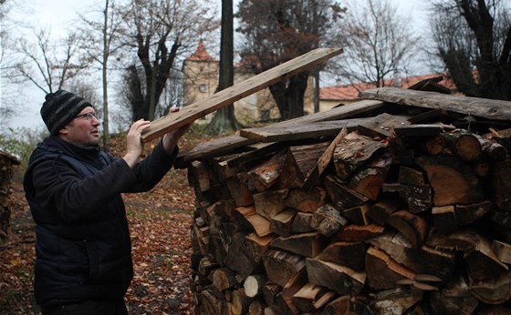 Kastelán Grabtejna Jan Sedlák skládá díví, pipravuje se na zimu. 