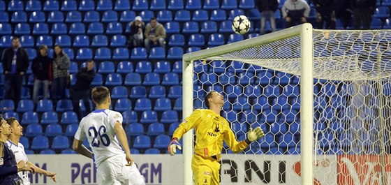 TSN NAD. Olomoucký gólman Martin Bláha (ve lutém) oima kontroluje stelu...