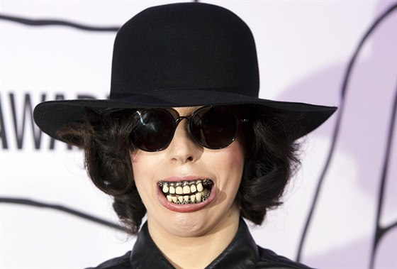 Zpvaka Lady Gaga si na YouTube Music Awards v New Yorku nasadila falené zuby.