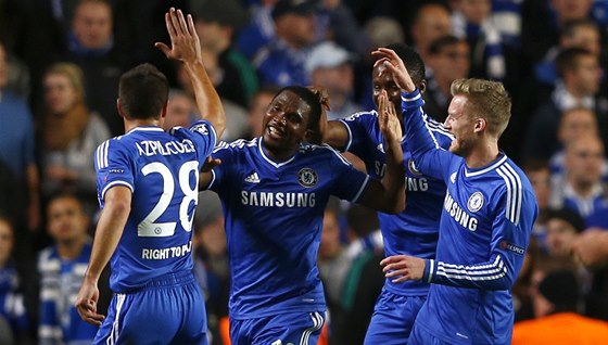 SKVLÁ PRÁCE, SAMUELI! Útoník Eto'o z Chelsea pijímá gratulace za gól proti