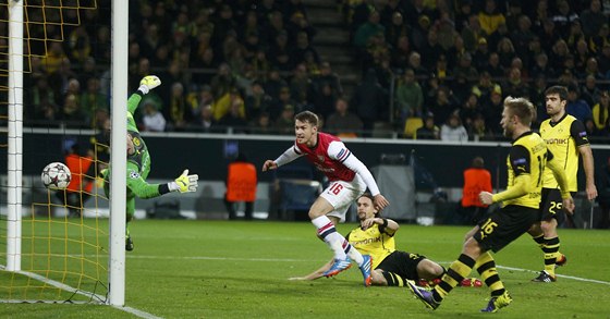 JEDINÝ GÓL ZÁPASU. Aaron Ramsey z Arsenalu posílá mí hlavou do brány Dortmundu.