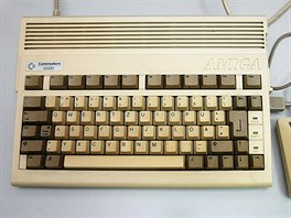 Amiga 600 byla na trh uvedena v beznu 1992 jako herní konzole s klávesnicí bez...