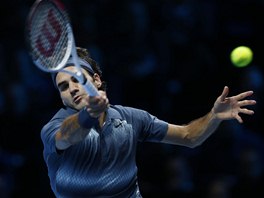 vcarsk tenista Roger Federer returnuje v utkn s Djokoviem na Turnaji