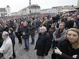 Davy Varavan obklopily katedrálu svatého Jana Ktitele v centru Varavy, kde...