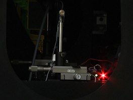 Laserov systm analyzuje stopy chemikli na odvu podezel osoby a ur